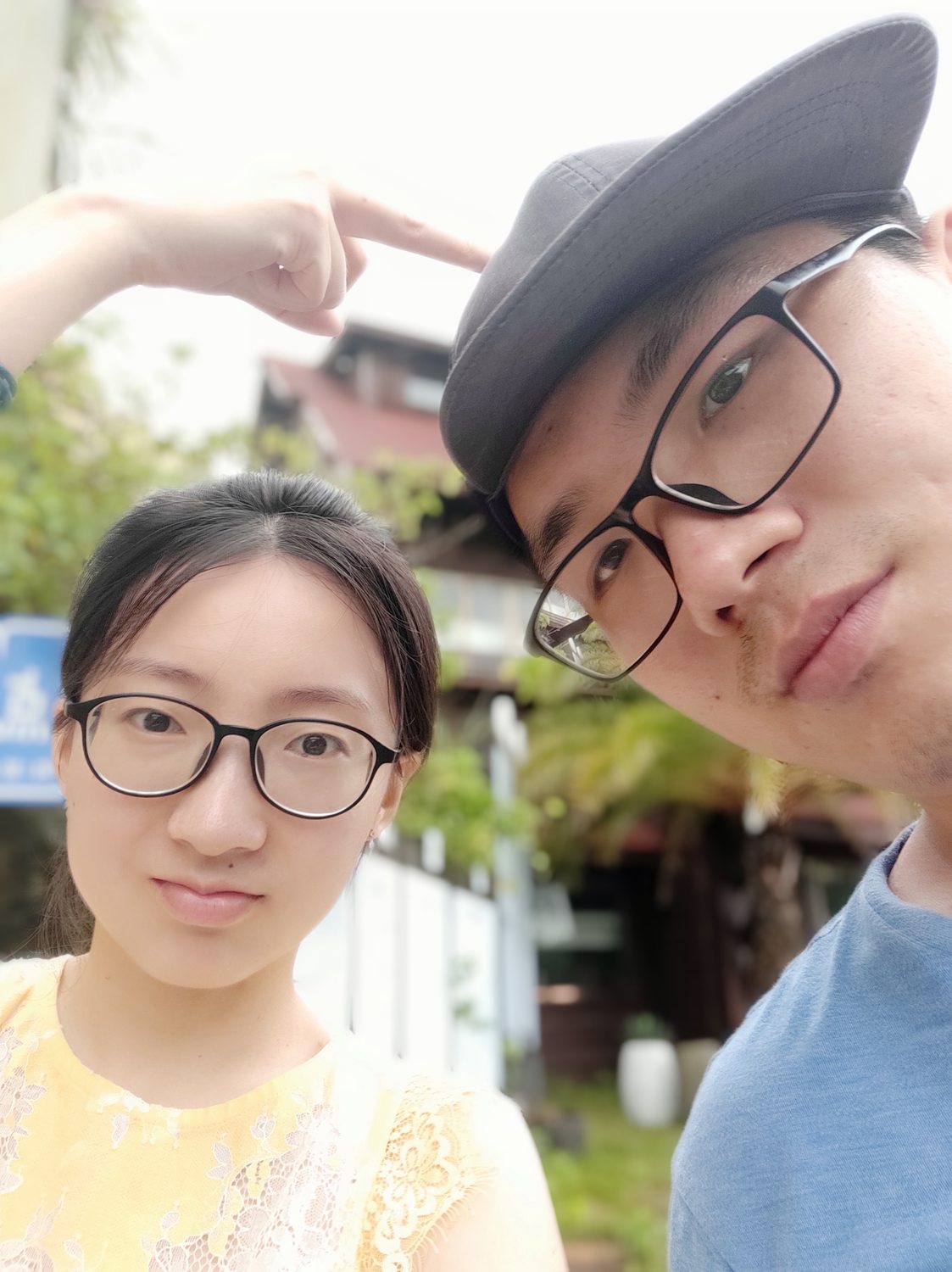 刚认识不久的合照：阿布在左，戴着帽子的孟禹在右